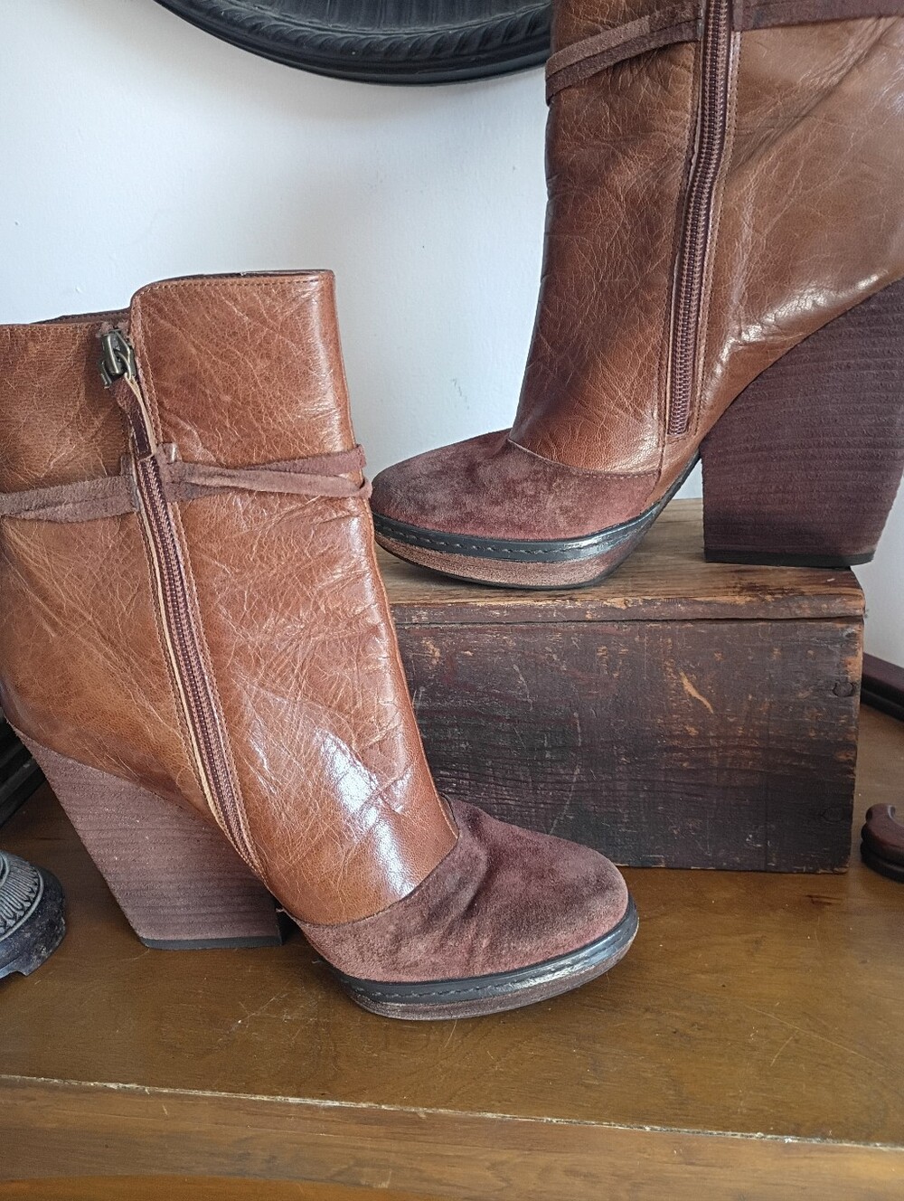 Hinge Suede Western Cowgirl Boho Chunky Stacked Heel Ankle Boots Women Size 8.5M - Picture 2 of 6